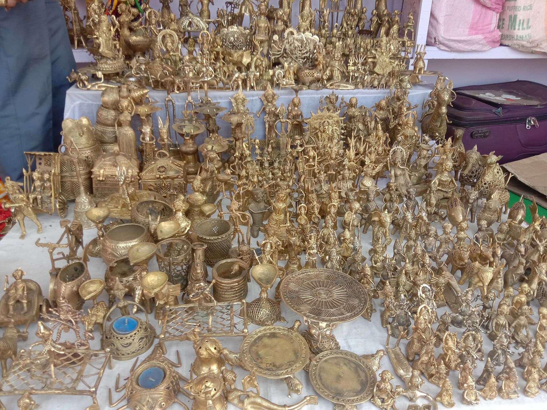 'Dokra'_items_for_sale_at_the_West_Bengal_State_Handicrafts'_Fair_in_ECO_Park,_New_Town,_Kolkata,_India,_photographed_December_10,_2023